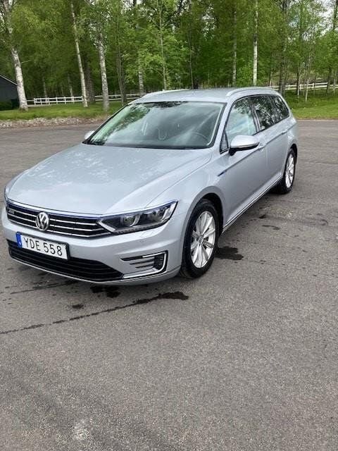 Silver Begagnad 2016 VW Passat GTE Kombi | 149 000 kr (Marknadspris) - Bild 1/4