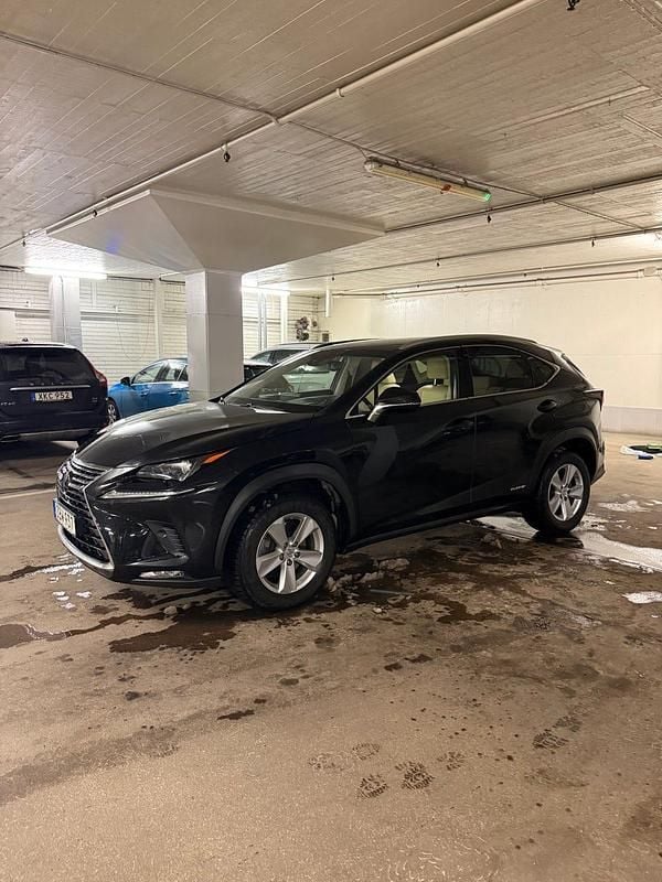 Svart metallic Begagnad 2018 Lexus NX300h SUV | 269 000 kr (Bra pris) - Bild 1/4