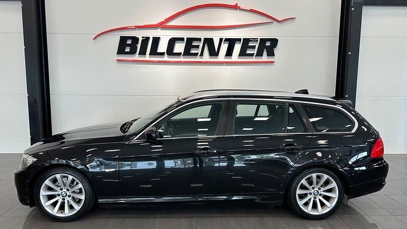 Svart Begagnad 2011 BMW 318 Comfort Edition Kombi | 79 800 kr (Marknadspris) - Bild 1/4