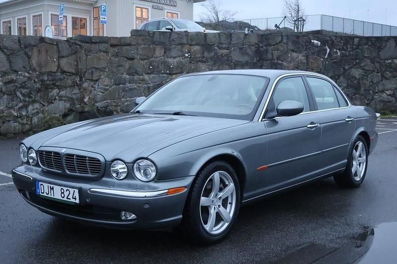 Mörkgrå Begagnad 2005 Jaguar XJ Sedan | 169 000 kr (Marknadspris) - Bild 1/4