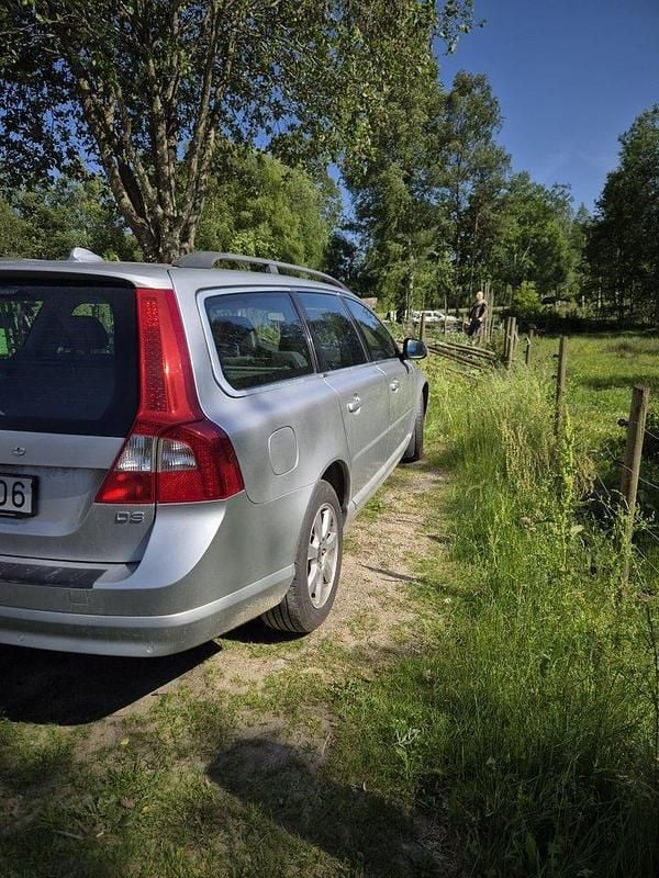 Grå Begagnad 2011 Volvo V70 Momentum Kombi | 75 000 kr (Bra pris) - Bild 1/3