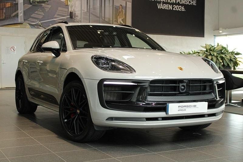 Ljusgrå Begagnad 2023 Porsche Macan GTS SUV | 875 000 kr (Marknadspris) - Bild 1/4