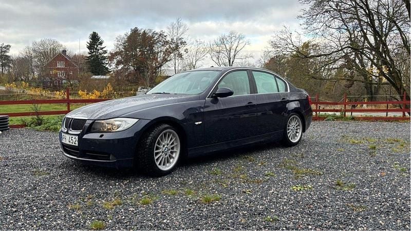 Blå Begagnad 2005 BMW 330 Comfort Edition Sedan | 78 000 kr (Marknadspris) - Bild 1/4