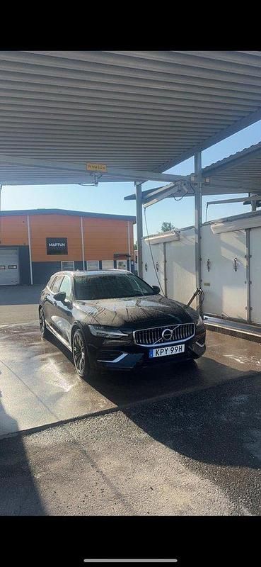 Svart Begagnad 2021 Volvo V60 Momentum Kombi | 310 000 kr (Marknadspris) - Bild 1/4