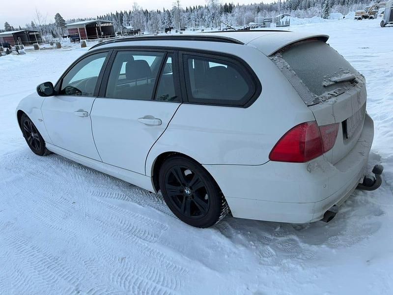 Begagnad BMW 318 143 HK (105 kW) 2010 Vit Kombi