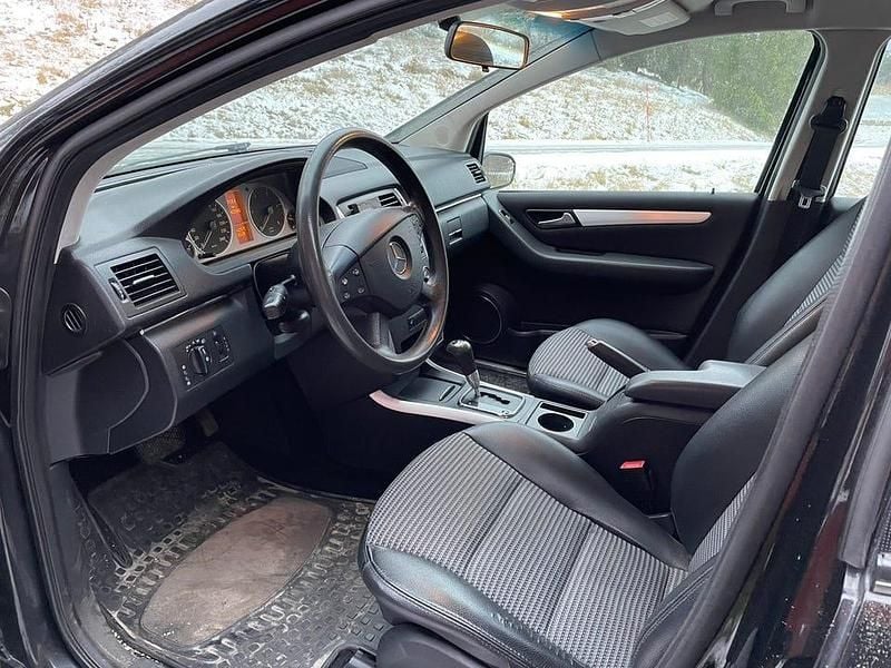 Begagnad Mercedes B180 109 HK (80 kW) 2007 Svart metallic Minibuss