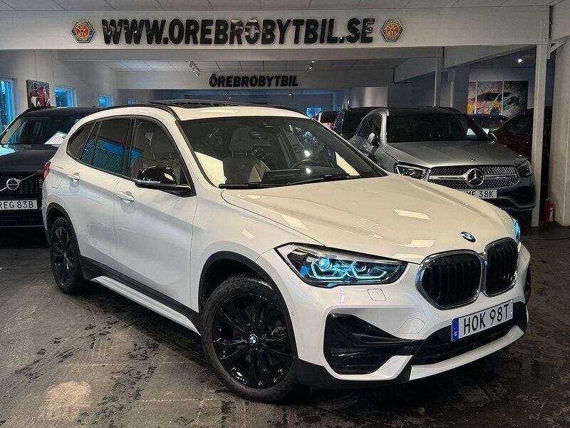 Vit Begagnad 2020 BMW X1 SUV | 379 900 kr - Bild 1/4