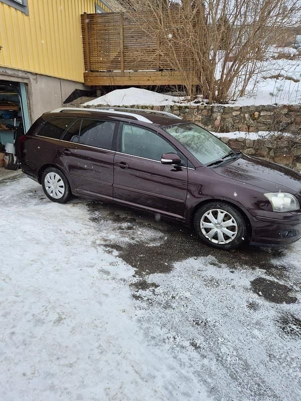 Begagnad Toyota Avensis 147 HK (108 kW) 2008 Mörkröd Kombi