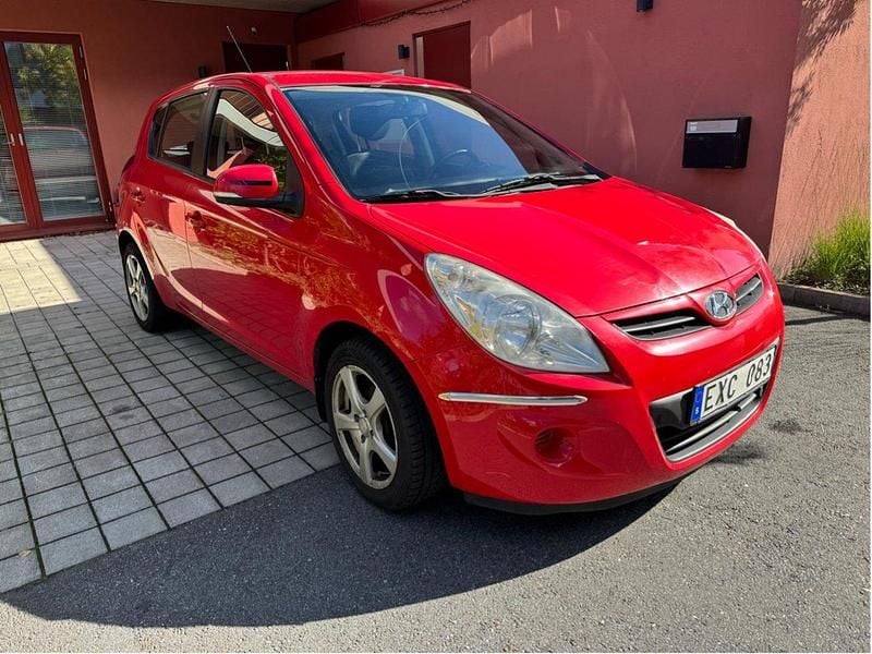 Röd Begagnad 2011 Hyundai i20 Select Halvkombi | 27 900 kr (Bra pris) - Bild 1/4