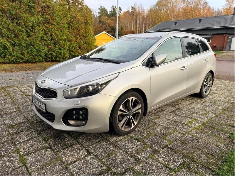 Grå Begagnad 2016 Kia Ceed Sportswagon GT-Line Kombi | 107 000 kr (Marknadspris) - Bild 1/4