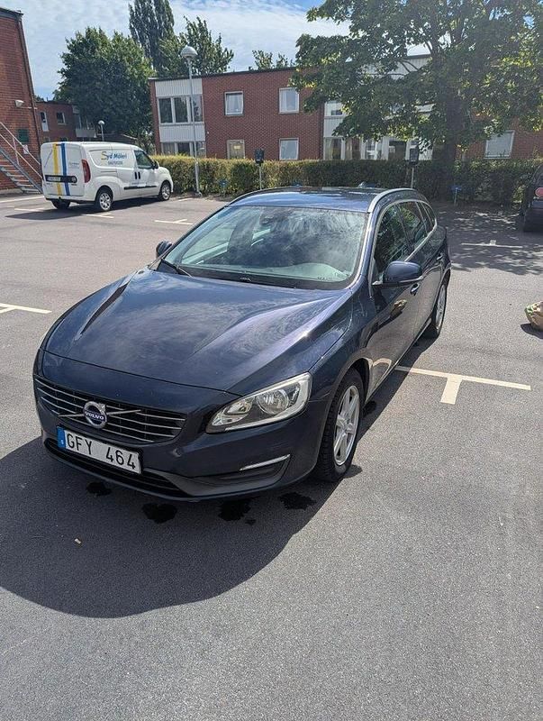 Blå Begagnad 2014 Volvo V60 Kinetic Kombi | 95 000 kr (Bra pris) - Bild 1/4
