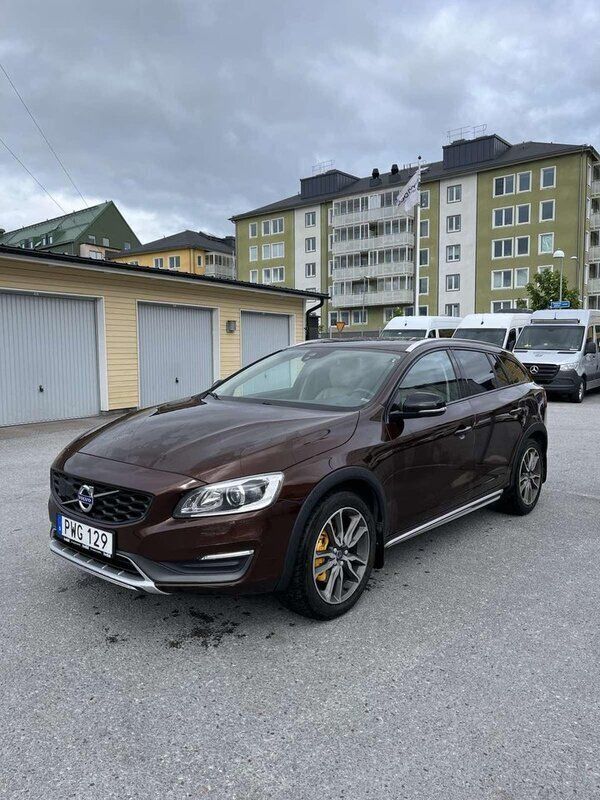 Brun Begagnad 2016 Volvo V60 CC Momentum Kombi | 129 000 kr (Bra pris) - Bild 1/4