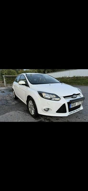 Vit Begagnad 2013 Ford Focus Titanium Halvkombi | 45 000 kr (Marknadspris) - Bild 1/4