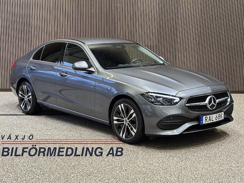 Grå Begagnad 2023 Mercedes C300e Avantgarde Sedan | 364 900 kr (Bra pris) - Bild 1/4