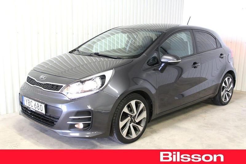 Grå Begagnad 2015 Kia Rio Halvkombi | 99 900 kr (Marknadspris) - Bild 1/4