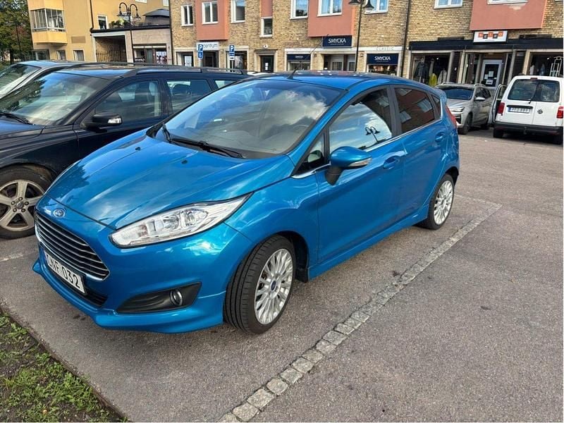 Blå Begagnad 2013 Ford Fiesta Titanium Halvkombi | 66 000 kr (Marknadspris) - Bild 1/1