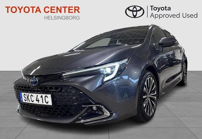 Mörkgrå Begagnad 2024 Toyota Corolla Style Kombi | 369 900 kr (Marknadspris) - Bild 1/3