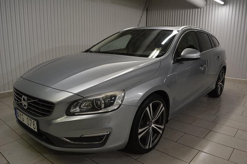Silver Begagnad 2014 Volvo V60 Summum Kombi | 109 000 kr (Bra pris) - Bild 1/3