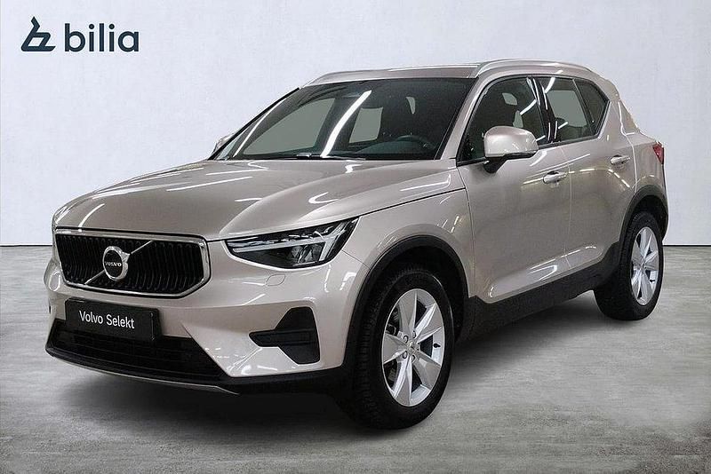 Ljusgrå Begagnad 2023 Volvo XC40 Core SUV | 337 000 kr (Marknadspris) - Bild 1/3