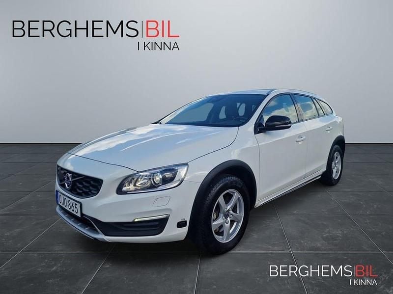 Vit Begagnad 2017 Volvo V60 CC Momentum Kombi | 194 000 kr (Bra pris) - Bild 1/4