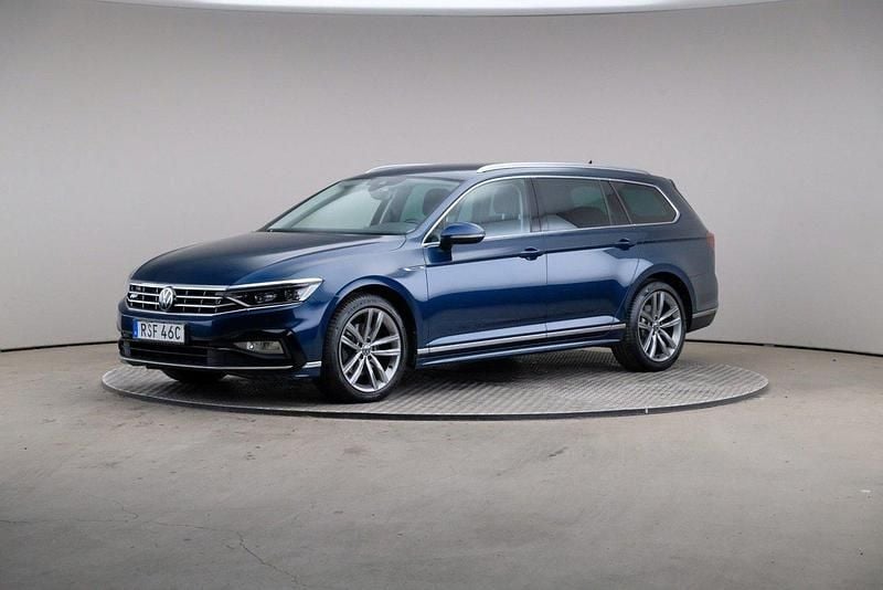 Blå Begagnad 2021 VW Passat Executive Kombi | 299 000 kr (Marknadspris) - Bild 1/4