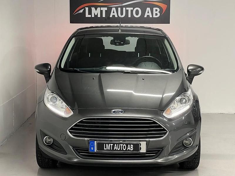 Begagnad Ford Fiesta Titanium 101 HK (74 kW) 2015 Grå Halvkombi
