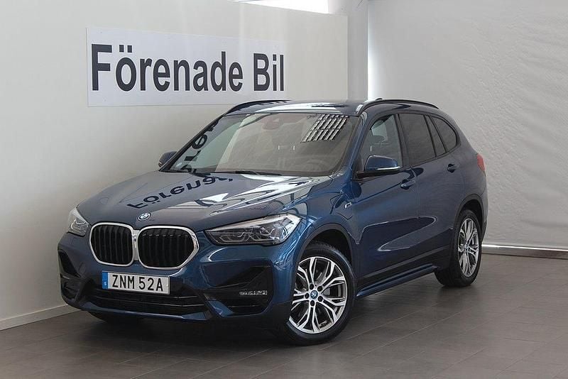Blå (phytonic blå metallic ) Begagnad 2021 BMW X1 Sport Line SUV | 339 000 kr (Marknadspris) - Bild 1/4