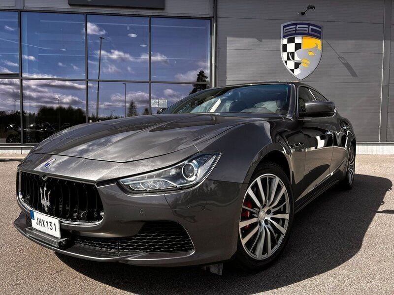 Grå Begagnad 2014 Maserati Ghibli Sportkupé | 349 900 kr - Bild 1/4