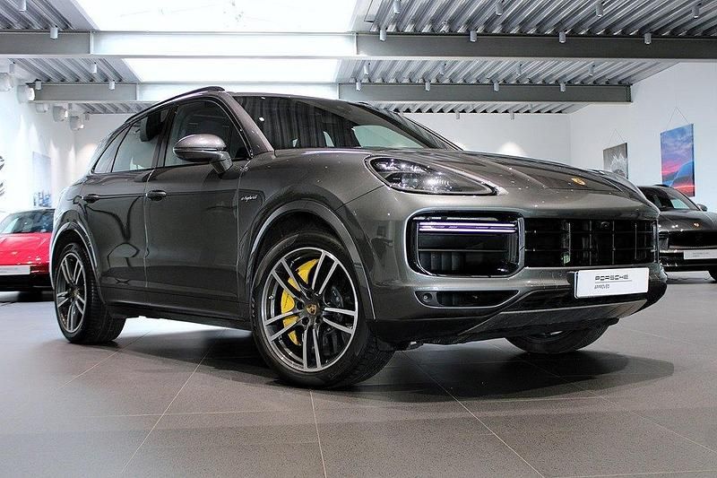 Mörkgrå (quarzite grey metallic) Begagnad 2021 Porsche Cayenne Turbo S SUV | 945 000 kr - Bild 1/4