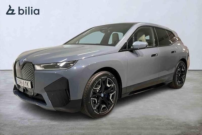Grå Begagnad 2024 BMW iX Exclusive SUV | 648 600 kr (Marknadspris) - Bild 1/1