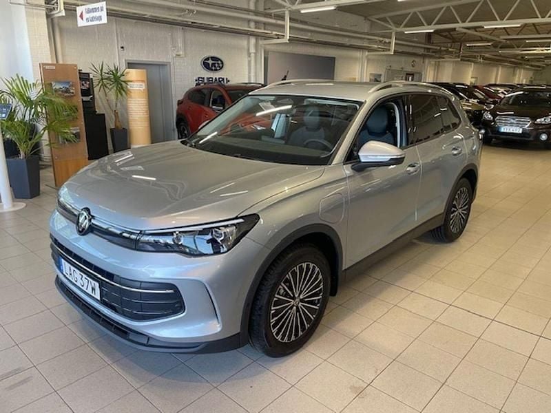 Silver Ny 2025 VW Tiguan SUV | 469 000 kr (Marknadspris) - Bild 1/4