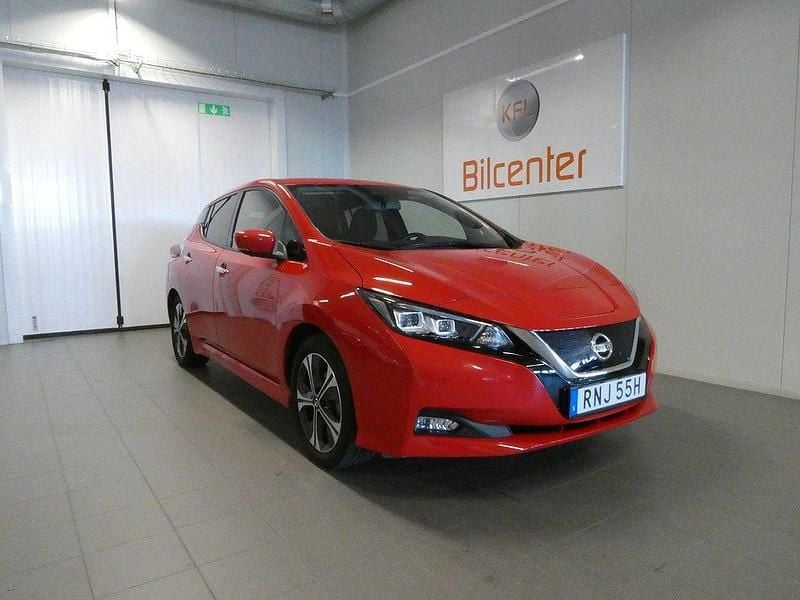Röd Begagnad 2021 Nissan Leaf Halvkombi | 167 900 kr (Marknadspris) - Bild 1/3