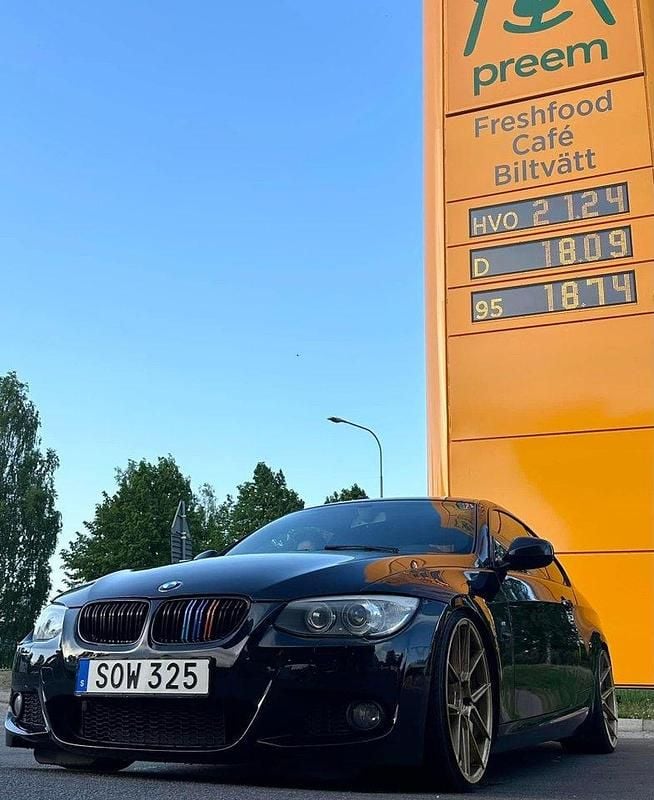 Svart Begagnad 2012 BMW 320 M Sport Sportkupé | 146 000 kr - Bild 1/4