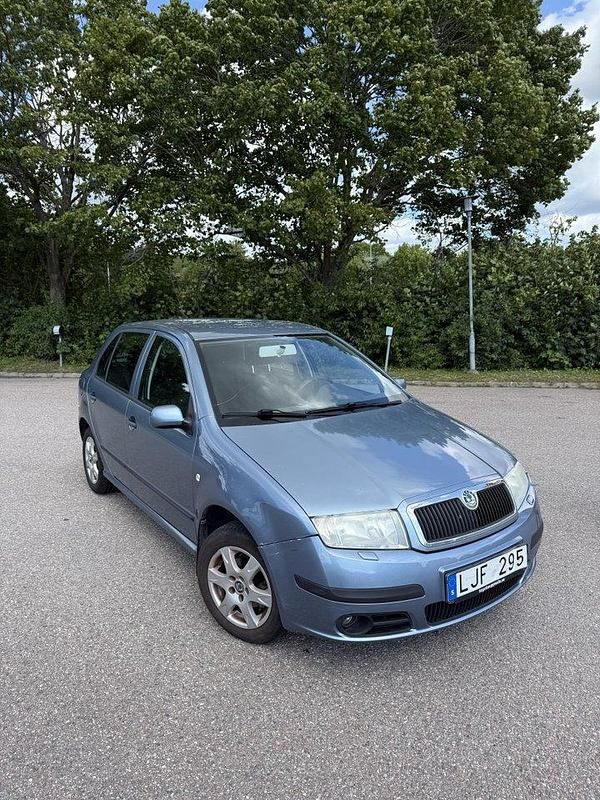 Grå Begagnad 2007 Skoda Fabia Halvkombi | 21 000 kr (Bra pris) - Bild 1/4