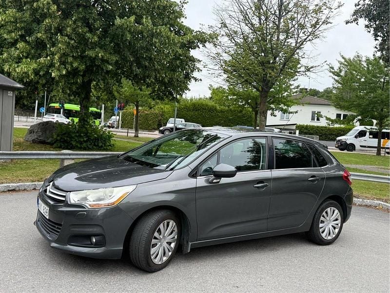 Grå Begagnad 2011 Citroën C4 Halvkombi | 49 500 kr (Marknadspris) - Bild 1/4