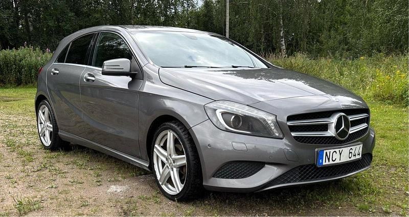 Grå Begagnad 2013 Mercedes A180 Urban Halvkombi | 84 900 kr (Marknadspris) - Bild 1/4