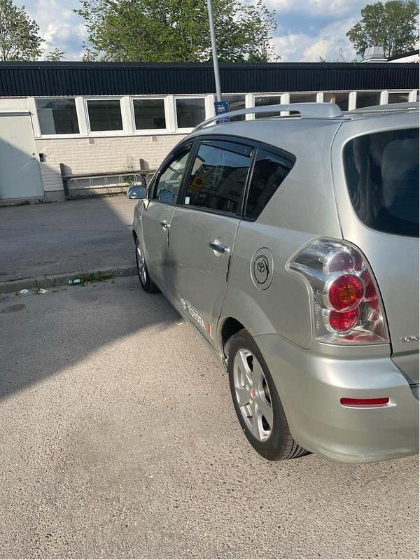 Silver Begagnad 2005 Toyota Corolla Verso Minibuss | 55 000 kr (Bra pris) - Bild 1/4