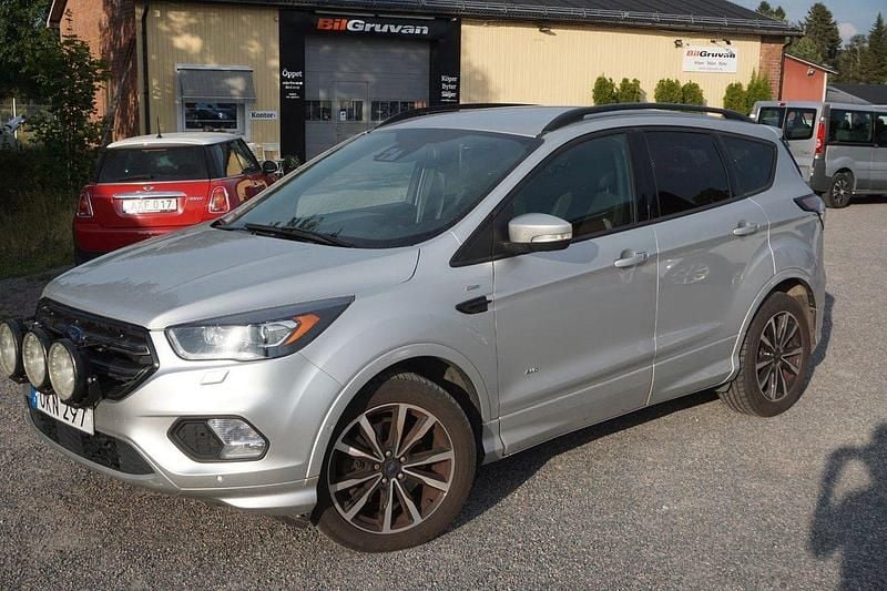 Ljusgrå Begagnad 2016 Ford Kuga ST-Line SUV | 169 900 kr (Marknadspris) - Bild 1/4
