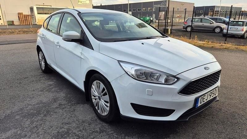 Vit Begagnad 2016 Ford Focus Trend Halvkombi | 64 900 kr (Bra pris) - Bild 1/4