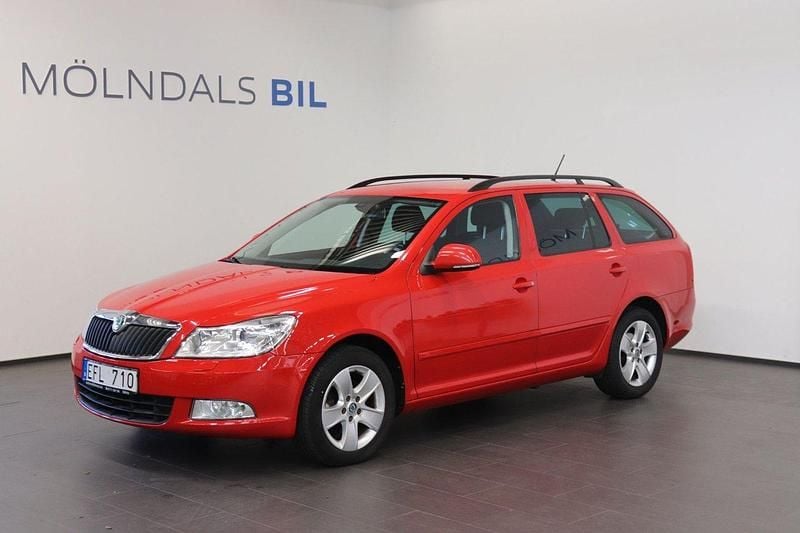 Röd Begagnad 2011 Skoda Octavia Elegance Kombi | 94 900 kr (Lite dyr) - Bild 1/4