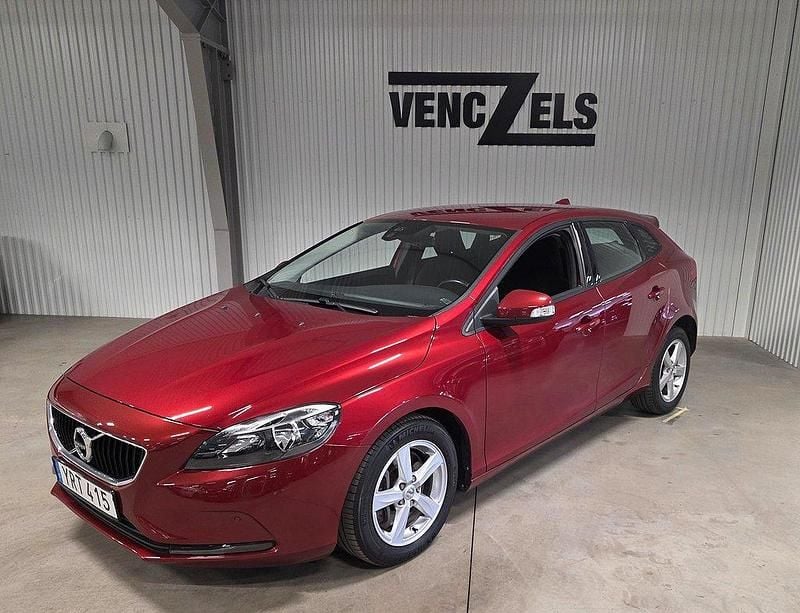 Röd (röd metallic) Begagnad 2017 Volvo V40 Business Edition Kombi | 179 000 kr (Marknadspris) - Bild 1/4