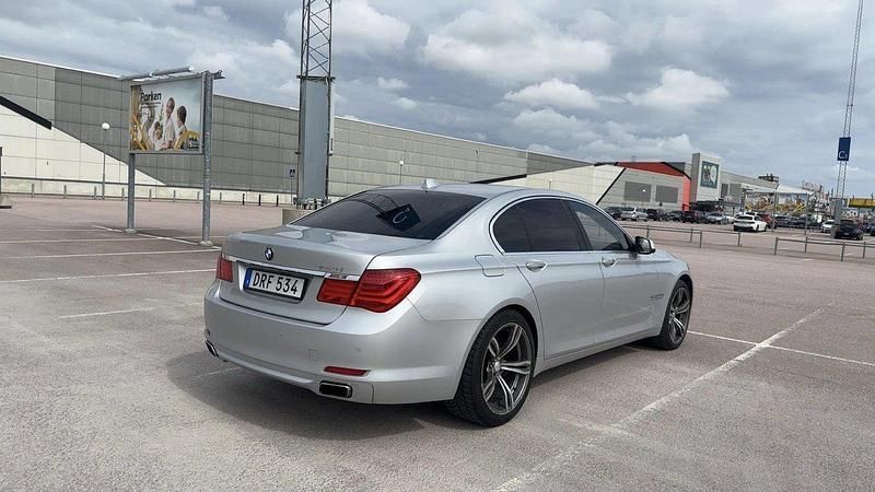 Silver Begagnad 2010 BMW 750 Sedan | 129 900 kr (Marknadspris) - Bild 1/4