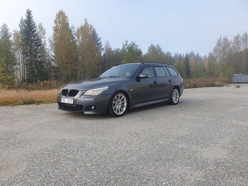 Grå Begagnad 2008 BMW 525 M Sport Kombi | 68 000 kr (Marknadspris) - Bild 1/4