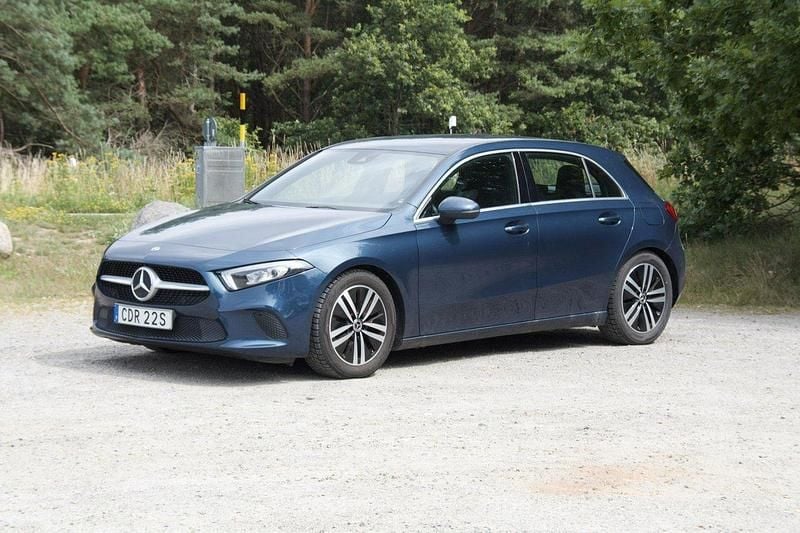 Blå Begagnad 2020 Mercedes A180 Halvkombi | 208 000 kr (Marknadspris) - Bild 1/4