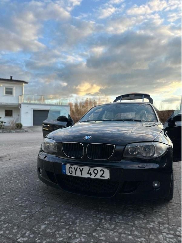 Svart Begagnad 2009 BMW 118 M Sport Halvkombi | 70 000 kr (Marknadspris) - Bild 1/4