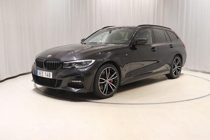 Svart Begagnad 2021 BMW 330 M Sport Kombi | 298 900 kr (Superpris) - Bild 1/4