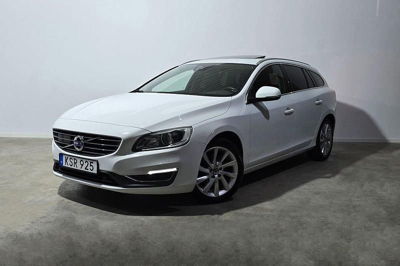 Vit Begagnad 2015 Volvo V60 Summum Kombi | 144 900 kr (Marknadspris) - Bild 1/3