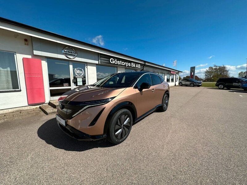 Ljusbrun (brun) Begagnad 2022 Nissan Ariya Advance SUV | 515 200 kr - Bild 1/4