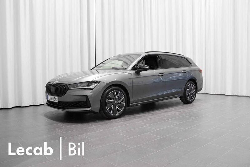 Grå (graphite grey metallic) Ny 2025 Skoda Superb SportLine Kombi | 495 500 kr (Lite dyr) - Bild 1/4