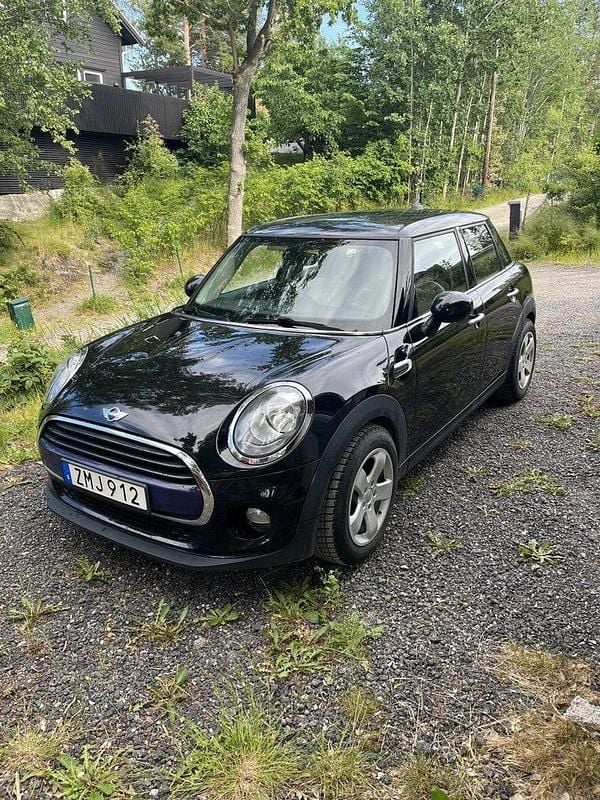 Svart Begagnad 2016 Mini Cooper D Halvkombi | 125 000 kr (Marknadspris) - Bild 1/4